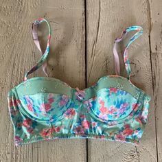 Nwot! Women’s Gilly Hick’s Green Floral Bra 32b Pink Top With Removable Bra Pads For Spring, Pink Tops With Removable Bra Pads For Spring, Summer Underwire Bra With Medium Bust Support, Spring Underwire Bra With Medium Bust Support, Spring Padded Underwire Bra, Spring Pink Bra With Removable Pads, Summer Underwire Bra Partially Lined, Fitted Beach Bra With Medium Bust Support, Fitted Green Underwire Bra