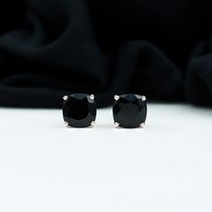 Détails du produit
Une boucle d'oreille solitaire en spinelle noire accentuée vous donne une apparence agréable. Il est fabriqué en or massif 14 carats. Le spinelle noir taille coussin solitaire est serti dans une monture à griffes. Cette adorable boucle d'oreille est le meilleur cadeau pour vos proches.

Informations sur le produit

SKU
SHP-Boucles d'oreilles062016121


Longueur
7mm


Largeur
7mm


Poids
2,09 g (environ)



INFORMATIONS SUR LE SPINELLE NOIR

Nombre de pierres
2 pièces


Poids t Cushion Cut Solitaire, Cushion Cut Moissanite, Solitaire Earrings, Solitaire Studs, Back Jewelry, Signature Jewelry, Black Spinel, Timeless Jewelry, Conflict Free Diamonds