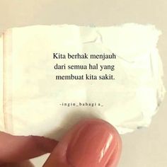 someone is holding up a piece of paper that says, kita behak menjah dari semu hal yang membua ata kila saki