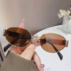 🕶️ O achado do dia para quem ama estilo e proteção! Esse Óculos de Sol Ovais Vintage é perfeito para dar aquele toque sofisticado e moderno ao visual. Com armação metálica, ele é ideal para homens e mulheres que buscam um acessório único e de qualidade. 😎✨ E o melhor: vem de uma loja indicada da Shopee, com garantia de confiança e ótimos preços! 💯 💖 Quer garantir o seu? Clique no link e confira! 🔗 https://s.shopee.com.br/7AMdNcawWv 📌 Dica extra: O formato oval é super versátil, combina co... Streetwear Accessories, Elegant Bags, Oval Sunglasses, Sunglasses For Women, Sunglass Lenses, Womens Glasses, Metal Design, Glasses Fashion, Classic Vintage