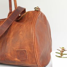 Leather duffle bag in vintage brown. Leather Backpacks, Leather Duffle Bag, Leather Duffle, Duffle Bags, Overnight Bag, Leather Design, Bags Accessories, Vintage Brown, Vintage Design