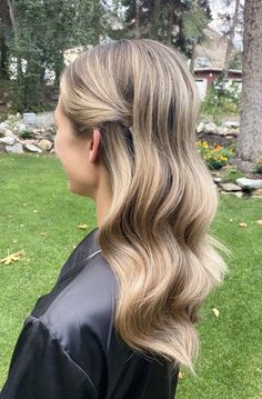 Bride Loose Hairstyles, Simple Beach Wave Hairstyles, Simple Romantic Wedding Hair, Wedding Hair Down Wavy, Bridesmaids Hair Down, Simple Bridesmaid Hair Down, Bridal Waves Long Hair, Bridesmaid Hair Down Long, Hair Down Bridesmaid Styles