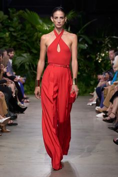 Michael Kors Collection Spring 2023 Ready-to-Wear Collection | Vogue Chique Outfit, Couture Mode, Red Outfit, Looks Chic, Fashion Design Clothes