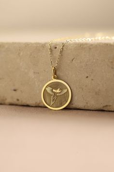 Gold Cockatoo Pendant - Parrot Gold Necklace ● Material of pendant: Solid Gold 14k ( REAL GOLD ) ● Metal Stamp: 14k ( REAL GOLD ) ● The pendant is available in 5 sizes: - 12,7 mm / 0.5 inches (Diameter) - 14,0 mm / 0,55 inches ( Diameter ) In the photos - 15,3 mm / 0.6 inches ( Diameter ) - 16,5 mm / 0,65 inches ( Diameter ) - 19,1 mm / 0,75 inches ( Diameter ) ( In the photos the size is 14mm / 0.55 inches Diameter ) ( Jump Ring inner diameter: 4 mm ) ● Material of chain: Solid gold 14k ( REAL Necklace With Round Pendant And Bird Design For Gifts, Round Necklace With Bird Design For Gift, Round Pendant Necklace With Bird Design For Gift, Bird Design Necklace Gift, Parrot Necklace, Supermarket Design, Animal Pendant, Bird Pendant, Amulets