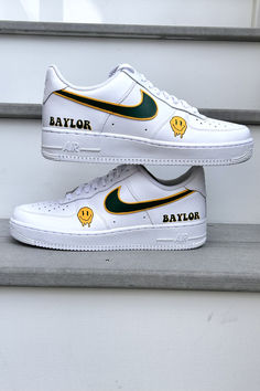 Custom hand-painted Baylor University sneakers with green swoosh outlined in yellow, Baylor and dripping smiley on the sides Costume Air Force 1s, Father Son Outfits, Son Outfits, Softball Tees, Af1 Custom, Painted Nikes, College Colors, College Names, Painted Sneakers