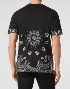 Find PHILIPP PLEIN Tshirt Round Neck Ss Paisley Bandana on Editorialist. Add a dash of uniqueness to your outfits with this exclusive cotton T-shirt. Look at the details. ● Cotton jersey with a placed Bandanna-style Paisley print ● Ribbing ● Gothic Lettering topstitched on the back ● PP Hexagon on a saffian leather patch sewn at left chest ● Rib knit neckline ● Two needle stitching Designer Short Sleeve Top With All Over Print, Designer Tops With All Over Print And Short Sleeves, Black Short Sleeve Tops With Paisley Print, Black Short Sleeve Top With Paisley Print, Black Paisley Print Summer Top, Black Paisley Print Top For Summer, Black Cotton Tops With Bandana Print, Casual Bandana Print Patterned Tops, Black Cotton Top With Bandana Print