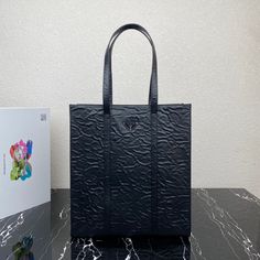 This casual style tote bag is made of natural textured glossy soft sheepskin. The hand-draped effect contrasts sharply with the concept of precise construction, reinterpreting unrestrained everyday objects. It has a very large capacity, is lightweight and practical, has a cool and handsome upper body effect, and is suitable for both men and women. If you like babies, hurry up and get it!

Size: length 36x height 39x bottom 13cm Small Backpack Black, Lv Purse, Fendi Peekaboo, Medium Handbags, Small Tote Bag, Gold Handbags, Lv Belt, Lv Handbags, Sheep Leather