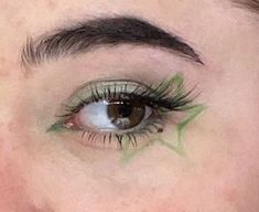 Simple Color Eyeshadow Looks, Green Eyeliner Graphic, Cute Alien Makeup Easy, Green White Makeup, Green Eye Pencil Makeup, Fun Green Makeup, Green Star Makeup, Green Emo Makeup, Green Eye Pencil