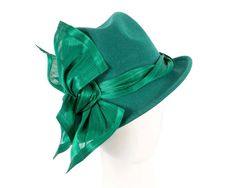 Elegant green trilby fedora hat with upturned brim, decorated with real silk abaca. This winter felt hat will a perfect addition to an autumn or winter special occasion outfit.  Made in Australia  Pure wool felt  Bespoke creation Ladies Winter Fashion, Trilby Fedora, Occasion Outfit, Felt Fedora, Green Hats, Special Occasion Outfits, Felt Hat, Fedora Hat, Hat Designs