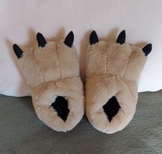 "Where the wild things are" Comes to mind when you see and wear these! I only have the pink right now. One size. Fits up to size 9. Mens 7, warm, lined, as well as tread on the bottom. exact measurements can be seen in the photos with the tape measure. Cute Funny Slippers, Claw Slippers, Cute Animal Slippers, Wolf Slippers, Black Paw Slippers, Paw Slippers, Paw Gloves, Kitten Mittens, Comic Con Cosplay