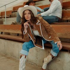 Rodeo Ready Carmel Blazer– Western & Co. Rodeo Arena Photoshoot, Arena Photoshoot, Western Editorial, Addie Model, Modern Western Fashion, Foto Cowgirl, Urban Cowgirl, High Horse, Summer Style Guide