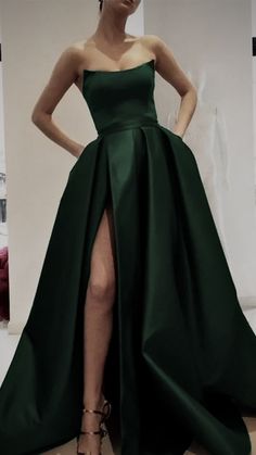 Deep Green Dress Gowns, Elegant Green Prom Dress, Dark Green Gown Elegant, Dark Green Prom Dress Ball Gown, Emerald Green Gala Dress, Emerald Green Ball Gown Slytherin, Jaw Dropping Prom Dresses, Emerald Evening Gown, Prom Dress Ideas Unique Ball Gown