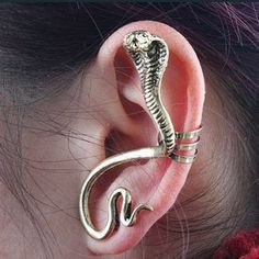 This Single Left Ear Serpent Snake Earcuff Is An Awesome Addition To Your Wardrobe And Your Style! This Unique Piece Is Sure To Get Lots Of Compliments! Requires Just One Standard Lobe Piercing. Easy To Put On! Great For Halloween Or Anytime! Gshmdn00f00m4ek Butterfly Bat, Dragon Snake, Snake Ears, Mode Crochet, Snake Jewelry, Gothic Rock, Snake Earrings, Rock Punk, Ear Cuff Earings