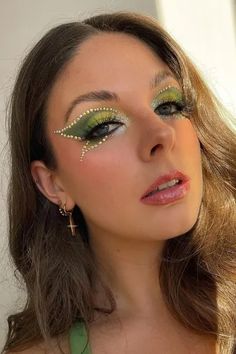 Maquiagem simples de fada para o Halloween. #maquiagemdefada #halloween #diadasbruxas Carnaval Makeup, Fairy Make-up, Make Carnaval, Theatre Makeup, Eye Makeup Pictures, Green Makeup, Make Up Inspo, Halloween Make Up