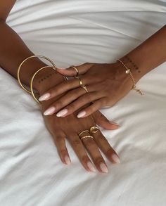 Ring On Hand Aesthetic, Gold Jewelry Girl, Ring Placement Ideas, How To Wear Rings On Both Hands, Rings Placement, Ring Inspo Jewelry, Rings Layering, Gold Hand Jewelry, Ring Stacking Ideas