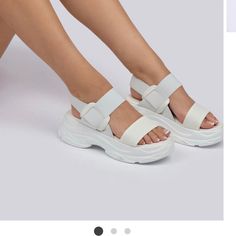 White Chunky Sandal/Platform Shoe Super Cute And Trendy ! Trendy White Wedge Sandals For Day Out, White Chunky Sandals Outfit, Chunky Sandals Outfit, White Chunky Sandals, Foam Sandals, White Slippers, Platform Shoe, Sandals Outfit, Sandal Platform