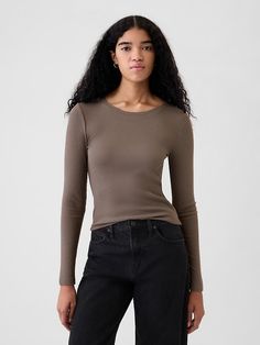 Gap Tops For Everyday Fall Wear, Everyday Gap Tops For Fall, Gap Everyday Tops For Fall, Gap Everyday Fall Tops, Gap Crew Neck Tops For Fall, Fitted Gap T-shirt, Fitted Gap T-shirt For Everyday, Trendy Everyday Gap Tops, Fall Clothes