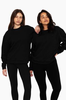 Indulge in laid-back luxury with our Unisex Crewneck in Onyx. Featuring drop shoulders, an oversized fit, and a timeless crew neckline, it's perfect for lounging or casual outings. Embroidered with the SET logo on the upper left chest, it adds a stylish flair to your wardrobe. Style Lounge, Wide Leg Sweatpants, Sweat Top, Oversized Crewneck, Longline Bra, Sweetheart Dress, Sweat Hoodie, Oversized Style, Sweat Shorts