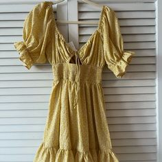 Cute Summer Dress! Flowy Summer Dress With Square Neckline, Chic Daytime Lined Dresses, Flowy Lined Mini Dress For Garden Party, Floral Square Neck Dress For Vacation, Square Neck Mini Dress For Vacation, Yellow Knee-length Mini Dress For Casual Wear, Lined Vacation Dress With Square Neck, Lined Floral Sundress For Brunch, Vacation Dress With Square Neck And Lining