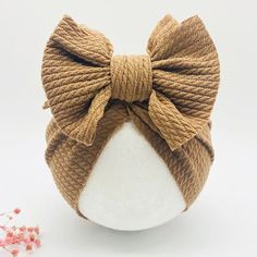 This turban is the perfect accessory for any little girl who loves to add a special touch to her hairstyle! The knotted bow adds a fun, quirky detail that she'll be sure to love. Slip it on over baby girl's head for a look that's totally adorable! Boys Winter Hats, Baby Turban Hat, Knotted Beanie, Bonnet Cap, Girl Beanie, Baby Turban, Tie Headband, Baby Cap