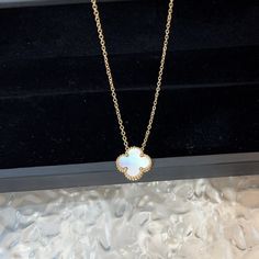 Material: Copper Shell Zircon Fashion Element: Flowers Style: Classic style Nature Necklace, Clover Necklace, Shell Bracelet, White Earrings, Style Classique, Shell Necklaces, Watch Necklace, Style Classic, Ring Bracelet