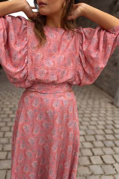 Perfect for dressing up or dressing down, our pink, paisley-patterned Karlou blouse is the ultimate summer wardrobe staple. Featuring a crewneck, a drawstring to tie on back, and 7/8th length balloon sleeves, this blouse is slightly cropped and totally adorable. Our model is also wearing the Larou skirt and Maddie jeans One size (fits from US 2-4-6-8) Length 18.5 in - Width 13.78 in 100% viscose Washing: handwash only Spring Crew Neck Puff Sleeve Top With Gathered Sleeves, Trendy Summer Blouse With Gathered Sleeves, Flowy Puff Sleeve Tops With Elastic Sleeves, Summer Crew Neck Top With Gathered Sleeves, Summer Tops With Elastic Lantern Sleeves, Crew Neck Top With Gathered Sleeves For Summer, Casual Puff Sleeve Top With Bishop Sleeves For Summer, Spring Viscose Blouse With Crew Neck, Spring Crew Neck Viscose Blouse