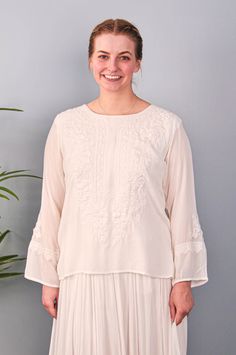 Denne lagdelte flæse nederdel er perfekt til parring med enhver hvid top. Lommerne og stilen, der er let at sænke, gør det til et godt udvalg til templet eller enhver særlig lejlighed. Varenummer 2179 Blouse For Women, Circle Skirt, Embroidered Blouse, Embroidered Top, Scoop Neckline, Put On, Cold Water, Floral Pattern, Bodice