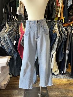 ♥ D E S C R I P T I O N ♥ Vintage wide leg raw hem light wash dad skater jeans. Oversized belt loop detail.  ♥ S I Z E & M E A S U R E M E N T S ♥ Measurements taken across while garment laying flat and unstretched. Double measurement to get the all around. Waist: 13 in  Hips: 19.5 in Length: 42 in Inseam 28 in  Rise: 12.5 in Fits size small ♥ Authenticity Guarantee ♥ All items sold in our shop are 100% guaranteed authentic vintage or your money back. Vintage Wide Leg Jeans With Pockets, Vintage Wide Leg Medium Wash Cargo Jeans, Grunge Wide Leg Faded Jeans, Grunge Wide-leg Denim Blue Jeans, Faded Baggy Wide-leg Cargo Jeans, Oversized Belt, Vintage Skater, Skater Jeans, Womens Jeans