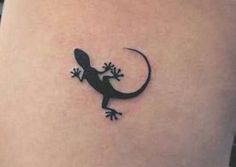 a small lizard tattoo on the thigh