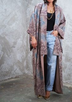 Beautiful authentic Japanese kimono in muted purple and lavender withi hints of blue floral    This is a full length kimono for casual wear, open front. Hemmed from original length.   For additional detail on this piece or to request a direct invoice, please message us on our instagram @apartoftherest or email info@apartoftherest.com Condition: Excellent Modern Sizing: Fits 0-10 depending on desired fit,   - Long kimonos are approx 48" chest and 58" length, may vary slightly by individual kimono Long Brown Kimono For Spring, Long Brown Spring Kimono, Long Purple Kimono For Spring, Purple Floral Print Kimono With Kimono Sleeves, Vintage Kimono Outfit, Japanese Kimono Outfit, Kimono Outfit Japanese, Kimono Modern, Look Kimono