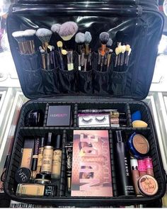 Soft Make-up, Make Up Kits, Contouring Makeup, Black Makeup Bag, Makeup Travel Case, Black Makeup, Bag Essentials