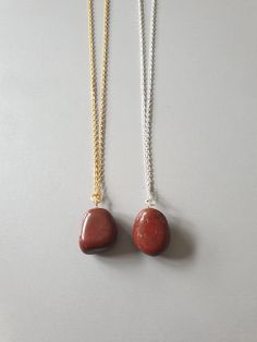 JASPE RED BIJOUX PENDENTIF: 100% natural, guaranteed, without any colouring, nor reconstruction, hand-built JASPE RED PENDENTIF OF HAUTE QUALITE: 100% European manufacturing delivered in a beautiful gift box 100% PIERRE NATURELLE JASPE RED: The red jasper, symbol of rebirth, is a stone of action and initiative, ideal for those who make a project a reality. It gently energizes the root and sacred chakra by bringing them a new youth. The red jasper warms the body. On the psychic level, it comforts Sacred Chakra, Red Jasper Necklace, Chakra Racine, Angel Pendant, Jasper Necklace, Natural Gemstone Jewelry, Body On, Red Jasper, Beautiful Gift Boxes