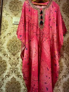 Beautiful kaftan fits up to size 42 . Organza Sarees Floral, Floral Organza Saree, Pink Kaftan, Pink Linen Dress, Saree Floral, Sleeveless Linen Dress, Pink Summer Dress, Pink Tunic, Jamdani Saree