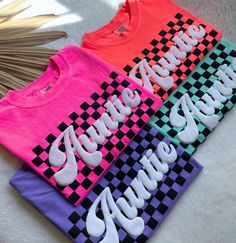 Our retro checkered auntie shirt is the perfect gift for all the new aunt's out there! Made on the soft comfort colors brand, these puff print tees are sure to be a summer favorite for all the auntie's! ★UNISEX T-SHIRTS-Run true to size.  If wanting a more oversized look, selecting 1 or 2 sizes up is recommended. ★How to order- 1. Select Size and Shirt Color-add to cart. 2. If wanting a different text (other than auntie)-click "add personalization" - enter custom text. Click add to cart. ★Care I Neon Graphic Tee, Casual Gingham Crew Neck Top, Puff Print Design, Iron On Shirt Ideas, Cricut Tee Shirt Ideas, Htv Shirt Ideas, Summer T Shirt Designs, Tshirt Design Ideas Trendy, Auntie Announcement