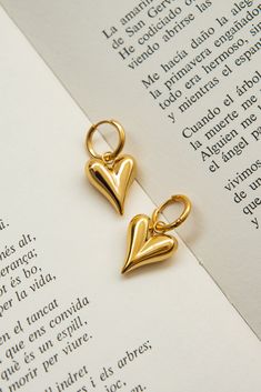 DescripciónPendientes con forma de aro pequeño de acero dorado y con abalorio en forma de corazón con volúmen. MedidasDiámetro: 2 cm / Dije: 3 cm Todas nuestras joyas están hechas de acero inoxidable quirúrgico Es antialérgico Duradero, es un material muy resistente. Resistente al agua, lo puedes mojar y no pierde el color. Heart Hoop Gold Earrings, Pendant Photography Ideas, Gold Jewelry Photography, Earrings Photography, Heart Shape Jewelry, Heart Shape Earrings, Gold Heart Earrings, Accessory Inspo