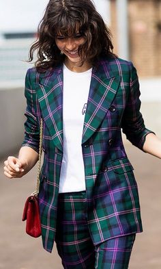 Head-Turning Holiday Party Outfits That are Sure to Wow This Season - Wit & Delight Look Zara, Holiday Party Outfit, Looks Chic, Tshirt Outfits, Fall Street Style, Blazer Outfits, Plaid Blazer