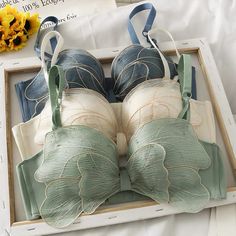 Fairy, striped bowknot bra, sweet, no wire spaghetti strap topMaterial:blendedStyle:fairyFeatures:stripedColor:apricot,blue,greenSize:(cm):34/75,36/80,38/8534/75:bust:66-84,length:13&ltp&gt36/80:bust:70-88,length:13</p>&ltbr/>&ltp&gt38/85:bust:74-92,length:13</p>&ltbr/>&ltp&gtNote:Due to different measurement methods,there will be 1-3 error(unite:cm), please understand.</p>&ltbr/>&ltp&gtPlease check the size carefully when yo