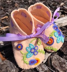 a pair of baby shoes sitting on the ground