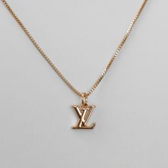 Dainty Designer Logo on Box Chain Necklace Cute Jewelry Gold, Dainty Logo, Lv Necklace, Prada Necklace, Luxe Logo, Designer Jewelery, Necklaces Dainty, Necklace Product, Preppy Jewelry