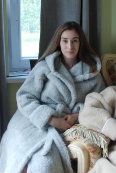 Bathrobe made of 100% wool knitwear that does not cause skin irritation. This classic model for MEN and WOMEN is finished with a classic model with hood and pockets, has a belt and two side pockets located in the side seams.  Through heating and gentle massage, it reduces muscle tension, relieves pain of rheumatic origin. The highest class of finish and detailed refinement will certainly give you maximum comfort with your morning coffee or evening tea.  size    S        /  36 EU       /   6  US   /                          M       /  38 EU       /   8  US   /                       L         / 40  EU      /  10  US  /                          XL       / 42 EU        /   12 US   /                    XXL    /  44 EU       /  14 US   /                   XXXL  / 46 EU       /   16 US   / Cozy Long Sleeve Winter Robe, Cozy Winter Robe For Lounging, Cozy Winter Robe For Overnight, Cozy Robe For Lounging In Winter, Cozy Winter Overnight Robe, Cozy Winter Lounging Robe, Hooded Winter Robe For Sleep, Winter Hooded Lounging Robe, Cozy Hooded Robe For Winter