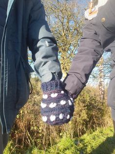 This listing is for the DIGITAL PATTERN ONLY for the hold my hand mitten.I designed the ‘Hold My Hand’ mitten because I realised how difficult is it to hold hands when its freezing outside and you both want to wear gloves or mittens.The cute little heart details and the texture of the stitches make this a lovely eye catching design.This novelty mitten is very versatile and can be made in a variety of different colours to suit everyones style. The pattern also includes instructions to make the Mi Crochet Baby Mittens, Penguin Crochet, Crochet Mitts, Mitten Pattern, Crochet Mittens Pattern, Lovey Pattern, Crochet Snowman, Easy Crochet Baby, Hold Hands