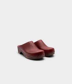 Elevate your everyday style with our minimalist clog mule, featuring clean lines and a timeless aesthetic that effortlessly transitions from day to night. Clog measurements:Heel height: 1 3/4” (4.5 cm)Toe height: 1 5/8″ (4.1 cm) Fit:RegularLeather:Vegetable tanned leather Clogs consist of:Base: European Lime Wood Sole: Rubber sole Fastening: Staples Everyday Leather Sole Clogs, Classic Mules With Rubber Sole And Round Toe, Classic Everyday Slip-on Clogs, Classic Clogs With Leather Sole For Everyday, Classic Slip-on Clogs With Rubber Sole, Modern Clogs With Rubber Sole And Open Heel, Modern Mules With Rubber Sole For Everyday, Modern Everyday Mules With Rubber Sole, Modern Mules With Rubber Sole