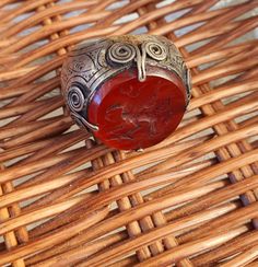 Carnelian mens ring, aqeeq genuine ring,agat size 9 ring, boho ring,Yemeni ring,middle eastern jewellery,gothic men/ women ring,gift for him Size: 9US Genuine carnelian aqeeq mens/women ring. The ring is handcrafted with beautiful art and on genuine aqeeq  stone. Engraved animal design on bird design on the band of the ring. The ring is inspired by vintage  tribal jewellery.  This ring will make a great gift for your love one or a sparkle for your own collection. *gift wrapping available with re Traditional Handmade Signet Ring For Ceremonial Use, Traditional Carved Signet Ring For Gift, Traditional Carved Signet Ring Gift, Traditional Cabochon Rings For Collectors, Traditional Carved Rings As Gift, Traditional Carved Rings For Gift, Handmade Agate Signet Ring, Engraved Agate Rings, Traditional Round Carnelian Rings