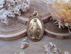 Hello :-) Dimensions : 1.6 x 2.7 cm Weight : 4.1 g REF : 1497 The item was previously used Shipped from France Shipping included in price The delivery times are indicative. There may be a shipment delay due to custom inspections Miraculous Medal Necklace, Christian Accessories, Miraculous Medal, Our Lady, Virgin Mary, Pendant Necklaces, Jewelry Necklace Pendant, Accessory Gift, Display Homes