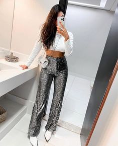 Black Glitter Pants Outfit, Outfit New Year Party Night Out, New Year Outfit Parties Night, Lurex Outfit, Summer Festival Outfit Ideas, New Years Outfit Ideas, Festival Outfit Ideas, Nightlife Outfits, Trajes Country