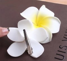 Boutonnière Ideas, White Flower Hair Clip, Flower Foam, Flower Hairpin, Wedding Barrettes, Floral Type, Foam Flowers, Hawaiian Flowers, Flower Hair Pin