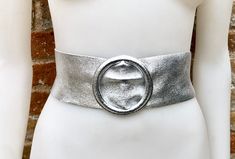 SIVER color belt in metallic effect GENUINE leather. Large round metallic buckle in SILVER The belt is 110 cm - 43 in long and 6,5  cm, 2 1/2 in wide Our genuine leather and soft suede obi belts  in different colors: https://www.etsy.com/es/shop/goodtimesbarcelona?section_id=10691564 Please contact us with any questions. Thank you vor visiting our shop Space Emperor, Beast Boy Costume, 80's Clothes, Gold Waist Belt, Costume Concept, Leather Waist Belt, Small Coin Purse, Belt Gold, Silver Belt