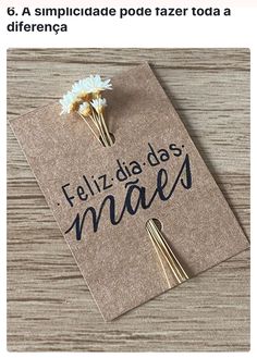 a piece of paper with some flowers on it and the words feliz dadas made