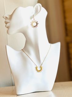 The Sol choker is a 18K gold palted stainless steel sun ray necklace is a perfect way to bring all the sun to your cloudy days. It is tarnish proof and waterproof. It is a perfect statement piece or layer it with a dainty choker! The chain measures 16 inches with a 2.5 inch extension chain. Shown in pictures with the Sol Earrings Handcrafted in the USA All BluEyed Horse Jewelry items come beautifully wrapped, perfect for gift giving! Everyday Sun-shaped Jewelry With Sun Design, Everyday Sun Design Jewelry, Sun Earring, Sun Jewelry, Sun Necklace, Dainty Choker, Horse Jewelry, Waterproof Jewelry, Ring Bracelet