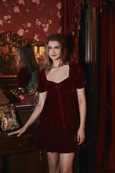 Winter Dinner Dress Outfits, 2024 Fall Dresses, Sweetheart Outfit, Christmas Dress Outfit, Velvet Outfits, Skirt Lengths, Velvet Outfit, Red Velvet Dress, Dress Christmas